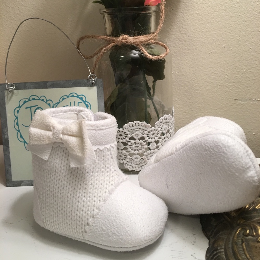 Baby girl booties ✨🎀